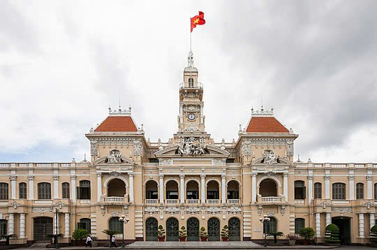 Trụ sở UBND TP Hồ Chí Minh ngày nay (trước đây là dinh Đốc Lý, nơi bác sĩ Phạm Ngọc Thạch tuyên đọc danh sách Lâm ủy Hành chính Nam bộ ngày 25/8/1945)