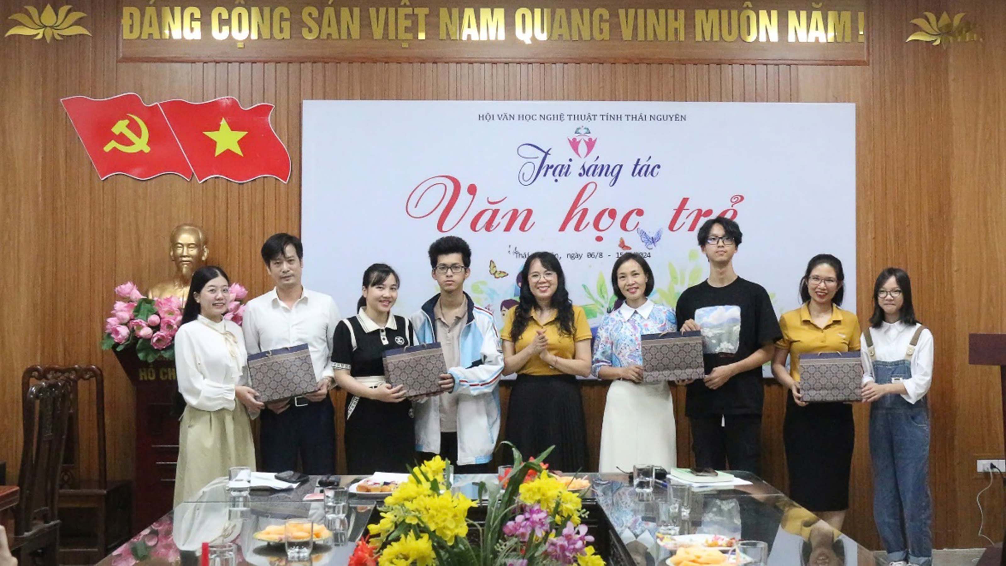 Ban Tổ chức tặng quà lưu niệm các học viên Lớp 2014