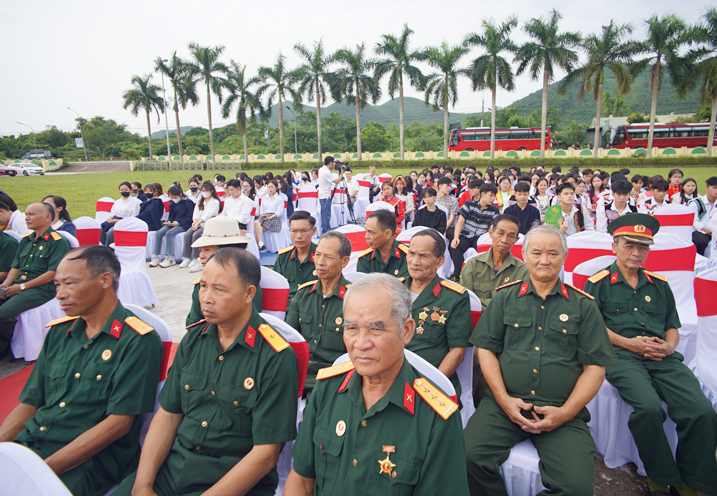 Đông đảo nhân dân tới tham dự triển lãm