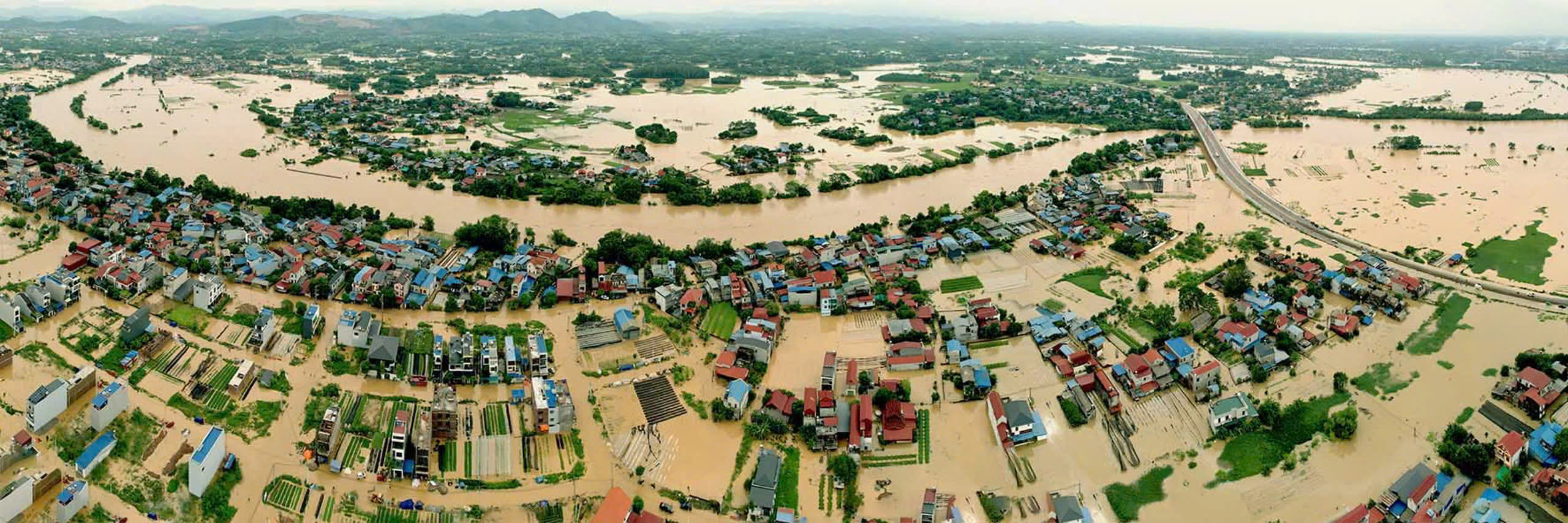 Hai bên sông Cầu đoạn qua TP. Thái Nguyên bị ngập sâu ngày 10/9/2024. Ảnh: Việt Hùng