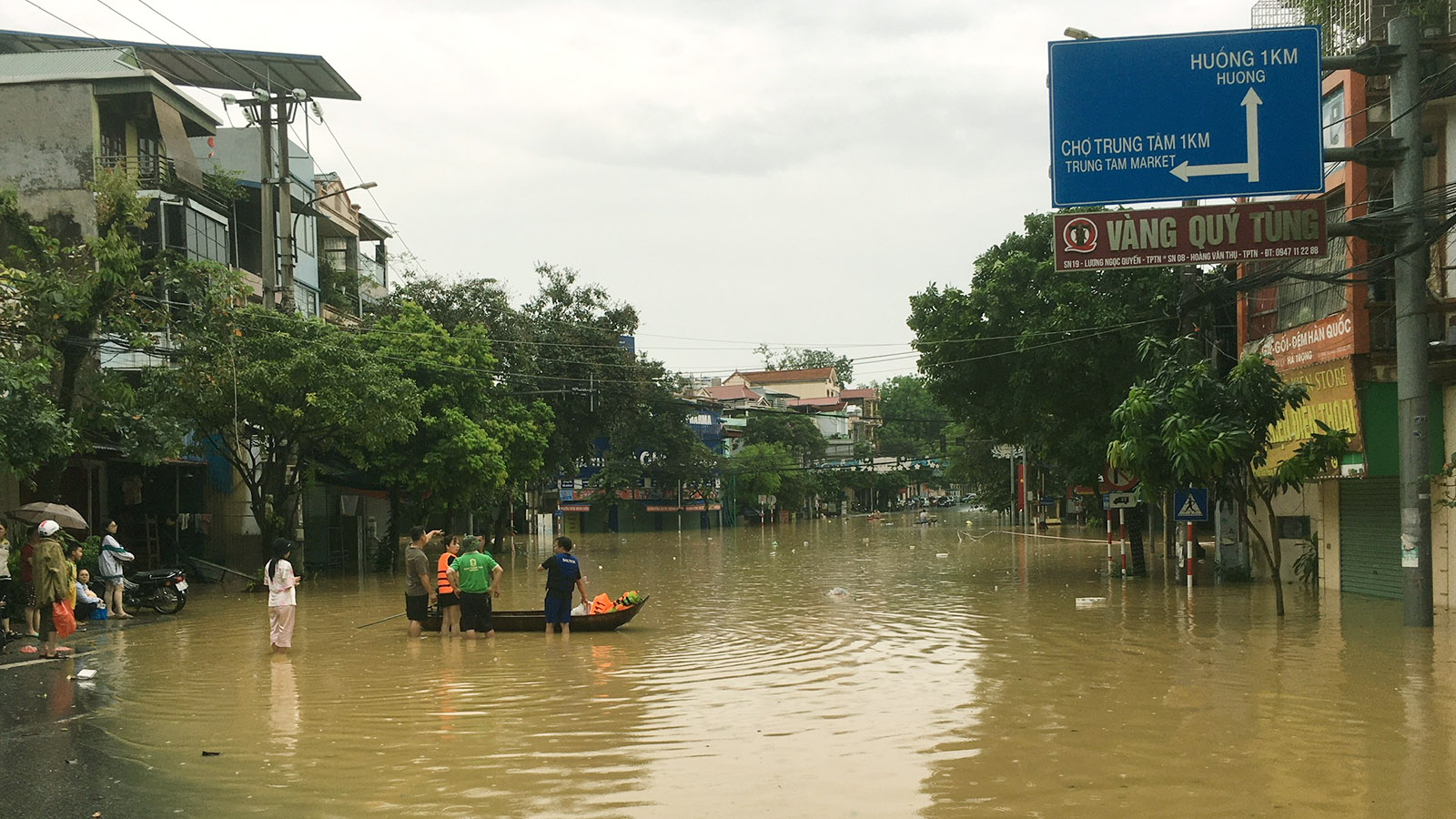 Khu đèn đỏ ngã tư Tỉnh ủy bị ngập sâu. Ảnh: V.T