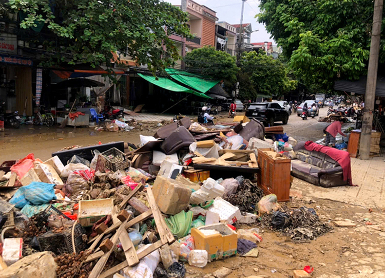 Rác chất thành những đống lớn dọc đường Bến Oánh, chợ Túc Duyên