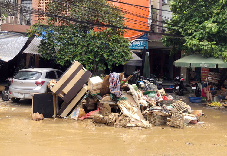 Một đống rác trên đường Bến Oánh