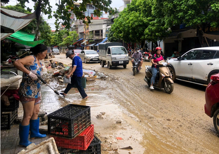 Các tiểu thương tranh thủ cọ rửa hàng hóa