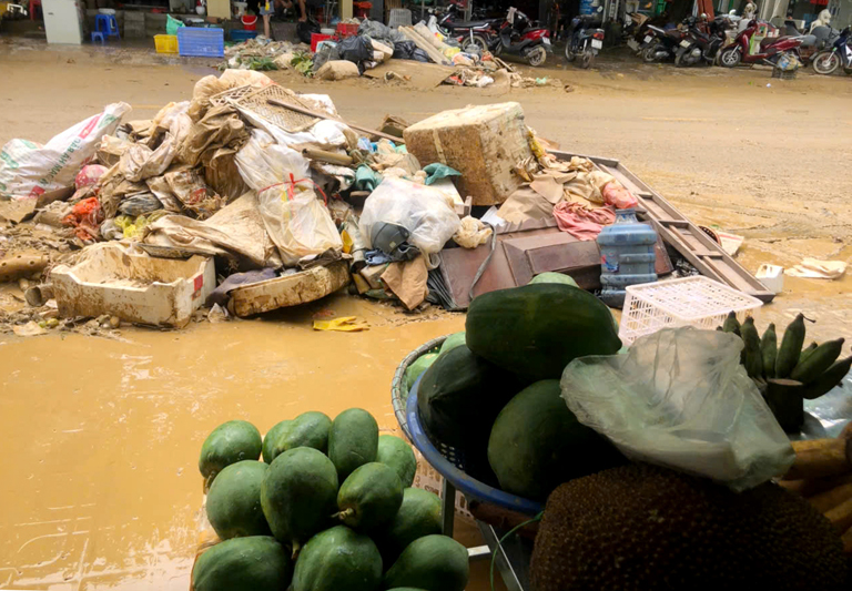 Hàng hóa lèo tèo buồn thiu