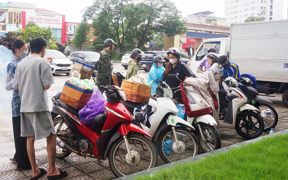 Hàng hoá được các tình nguyện viên và nhiều nhà hảo tâm trực tiếp chở đến bằng xe máy