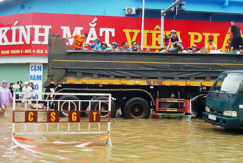 Một chiếc xe tải lớn được huy động để chở người và đồ tiếp tế vào trong vùng ngập úng. (Ảnh chụp tại ngã tư Gia Sàng lúc 9h30, ngày 10/9)