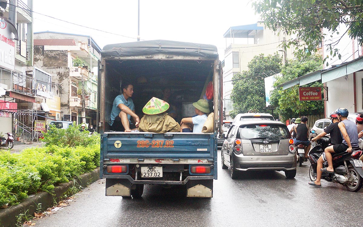 Một chiếc xe tải chở người di tản (tránh lụt) trên đường Bắc Sơn. Trên xe có chiếu, màn, một số đồ dùng thiết yếu và cả một chiếc tủ lạnh