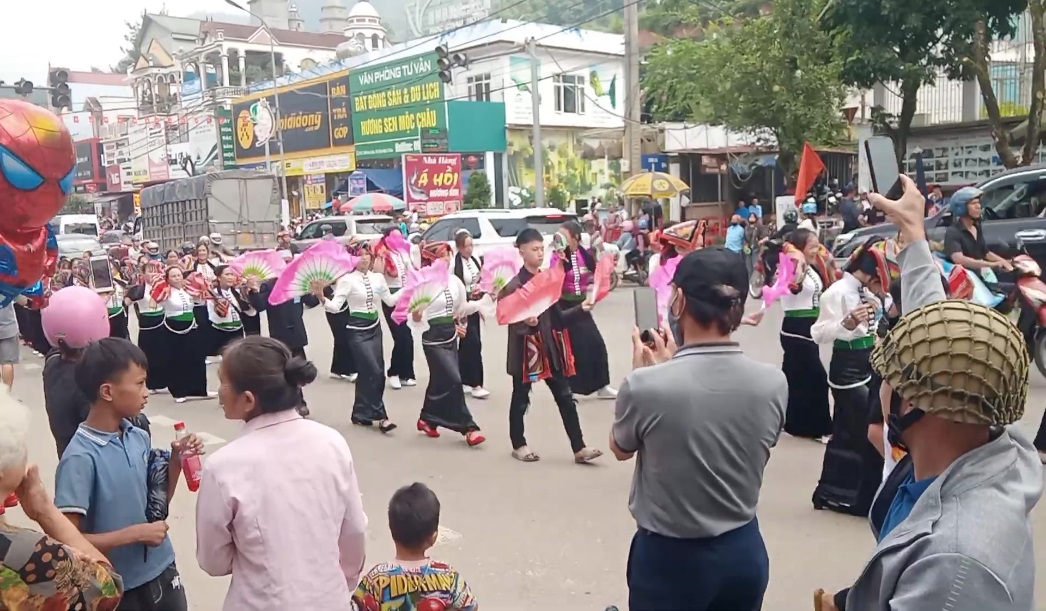 Tiết mục hát múa của đồng bào dân tộc Thái diễn ra trên đường phố Mộc Châu trong những ngày diễn ra lễ hội Tết Độc lập