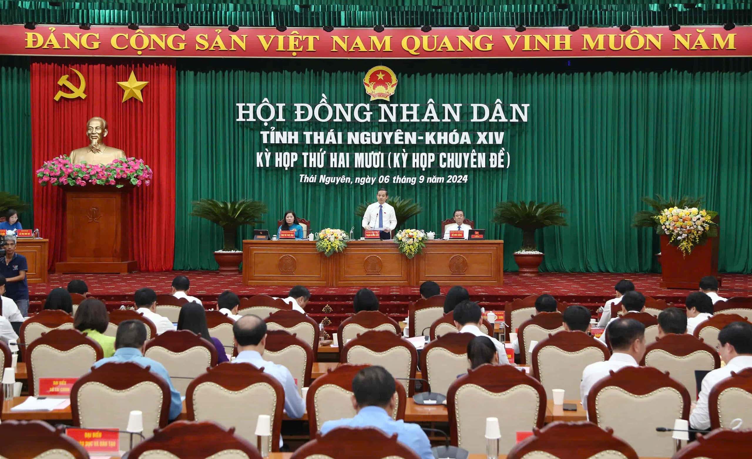 Quang cảnh phiên làm việc