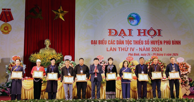 Các tập thể, cá nhân có thành tích tiêu biểu trong thực hiện công tác dân tộc, giai đoạn 2019 - 2024 được khen thưởng tại Đại hội đại biểu các dân tộc huyện Phú Bình lần thứ IV, năm 2024