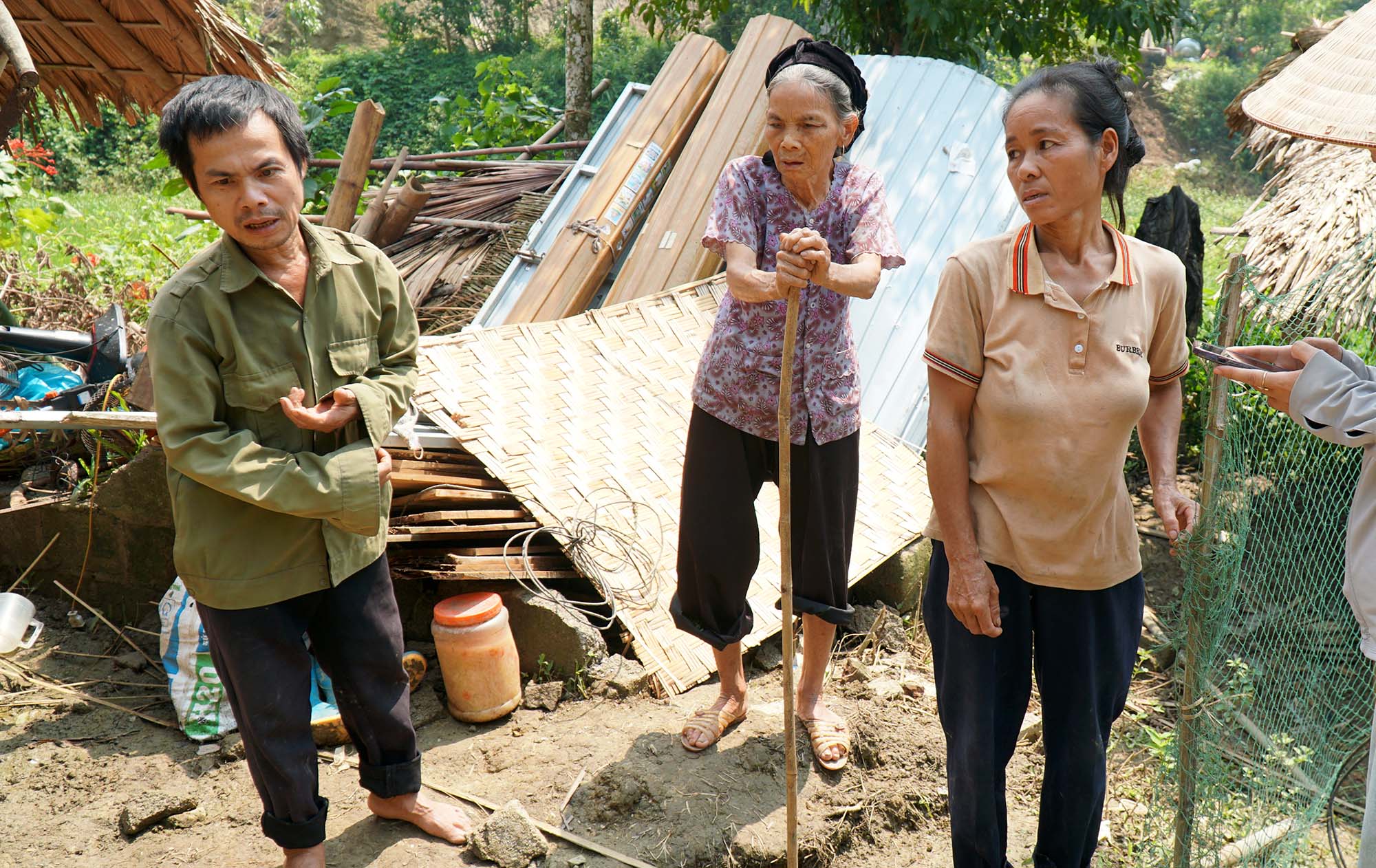 Nghe tin nhà các con bị sập, mẹ chị Hằng, anh Hiểu lo lắng chống gậy xuống thăm con