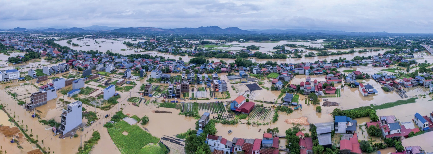 Nước lũ dâng cao nhấn chìm ruộng vườn, đường đi ở khu vực hai bên bờ sông Cầu. Ảnh: Việt Hùng