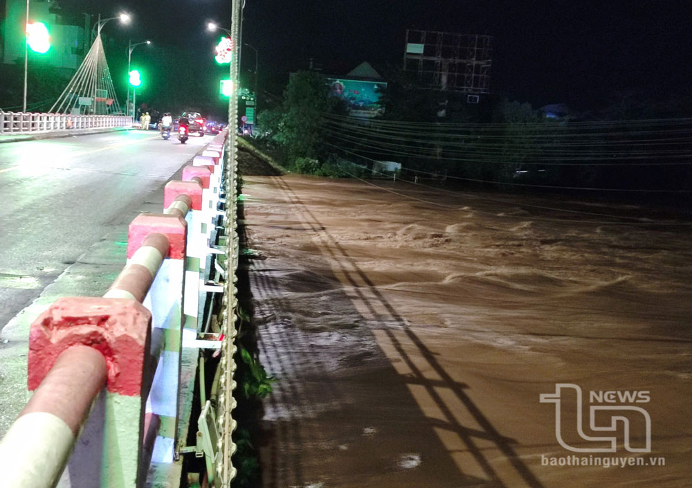 Theo thông tin từ Đài Khí tượng Thủy văn Thái Nguyên, mực nước tại Trạm thủy văn Gia Bẩy lúc 00h00 ngày 9/9 là 2.756cm, cao hơn báo động 3 là 56cm (Ảnh chụp lúc 1h59 ngày 9/9).