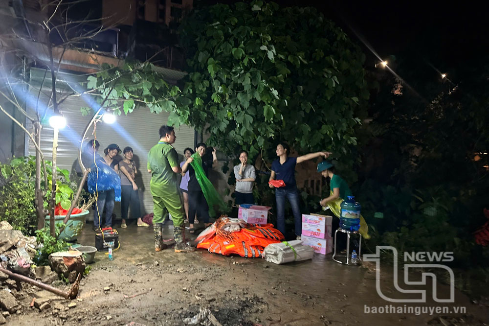 Nước sông Cầu dâng ngập cổng làng Đồng Tâm, phường Đồng Bẩm, TP. Thái Nguyên (Ảnh chụp lúc 23h00 ngày 8/9).