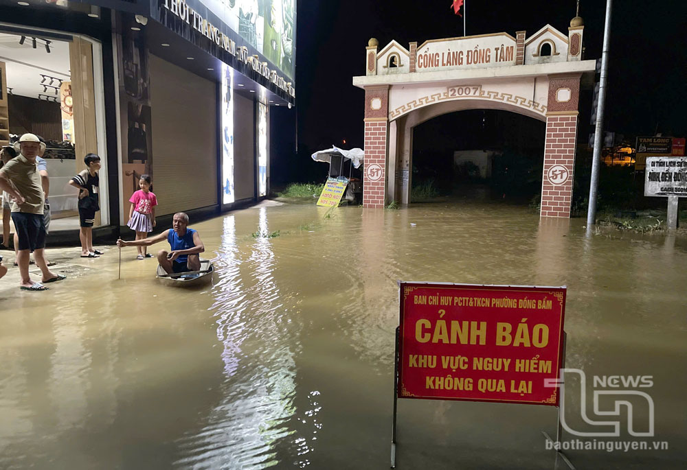 Nước sông Cầu dâng ngập cổng làng Đồng Tâm, phường Đồng Bẩm, TP. Thái Nguyên (Ảnh chụp lúc 23h00 ngày 8/9).