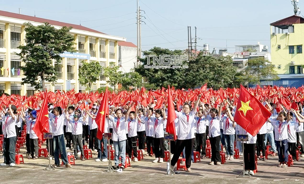 Học sinh Trường THCS Nguyễn Du, TP. Sông Công hào hứng đón chào năm học mới