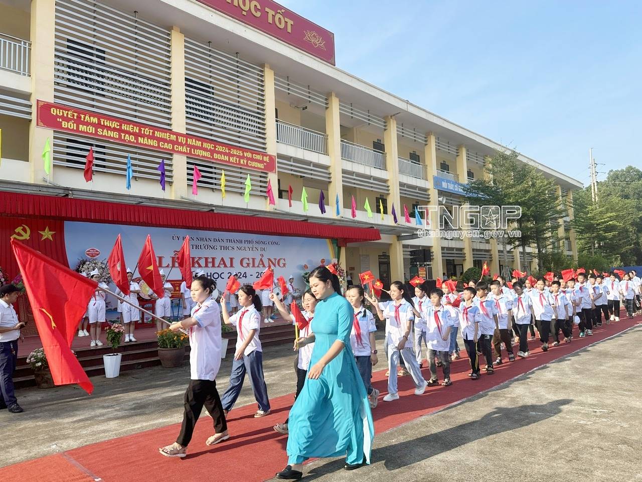 Chào đón học sinh lớp 6 vào Lễ khai giảng năm học mới tại Trường THCS Nguyễn Du, TP. Sông Công