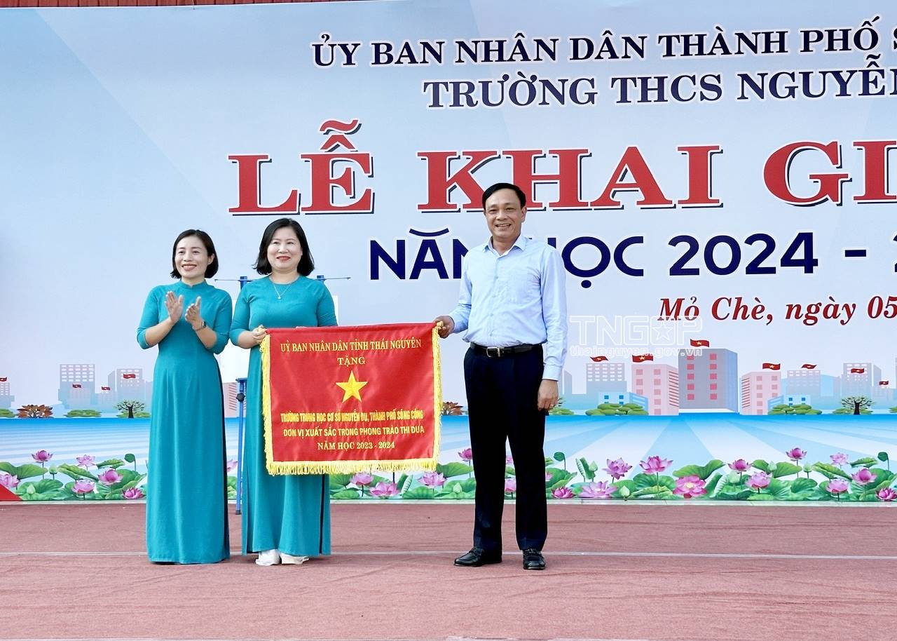 Đồng chí Phạm Văn Thọ, Ủy viên Ban Thường vụ, Trưởng ban Nội Chính Tỉnh ủy trao Cờ đơn vị xuất sắc trong phong trào thi đua cho Trường THCS Nguyễn Du