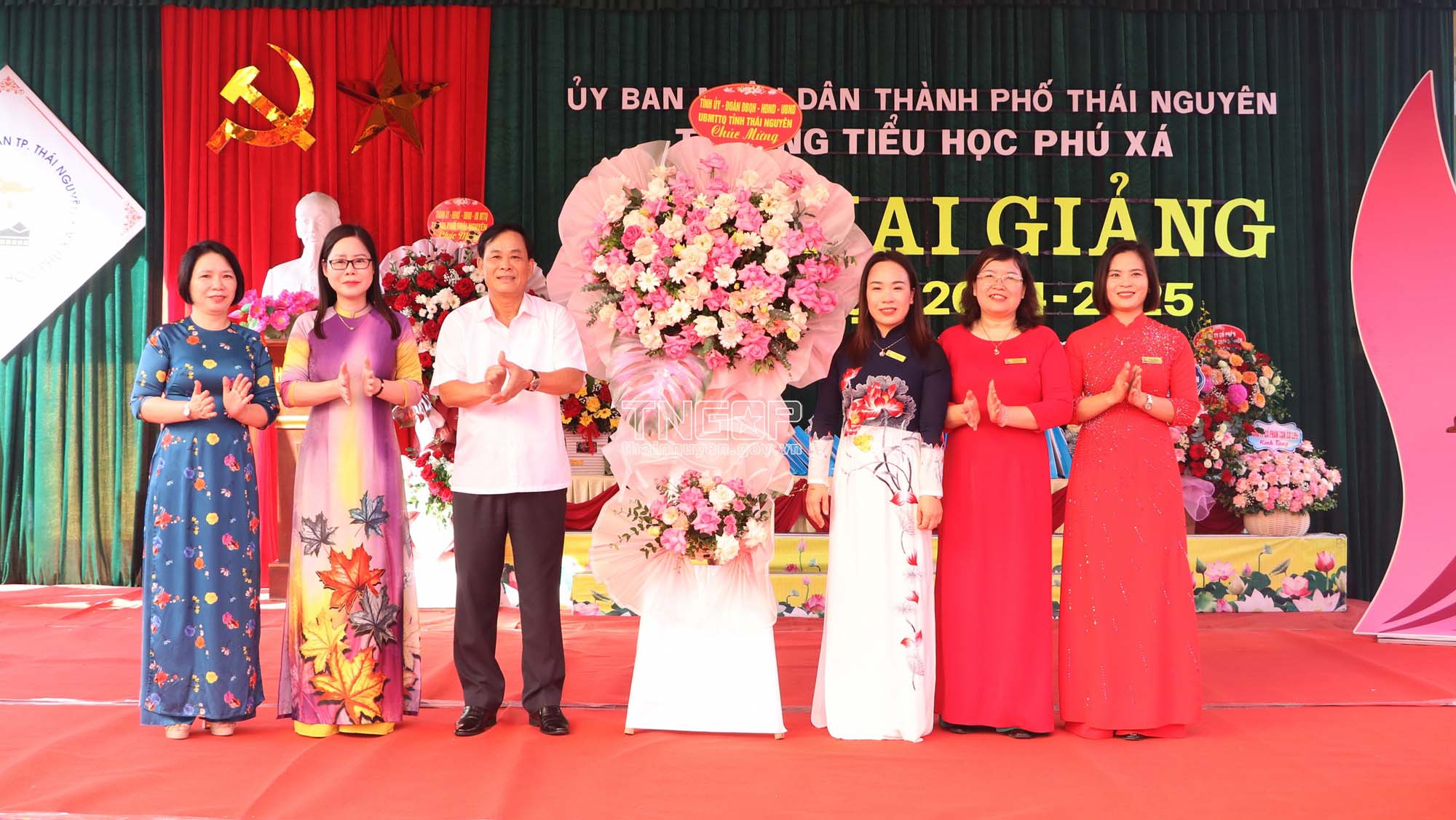 Đồng chí Hoàng Văn Hùng, Ủy viên Ban Thường vụ, Chủ nhiệm Ủy ban kiểm tra Tỉnh ủy tặng hoa chúc mừng Trường Tiểu học Phú Xá (TP. Thái Nguyên) nhân dịp Khai giảng năm học mới