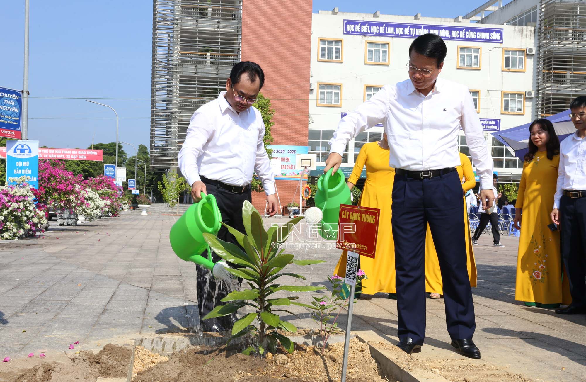 Đồng chí Trịnh Việt Hùng, Ủy viên dự khuyết BCH Trung ương Đảng, Bí thư Tỉnh ủy, Chủ tịch UBND tỉnh và lãnh đạo TP. Thái Nguyên trồng cây trong khuôn viên Trường THPT Chuyên Thái Nguyên