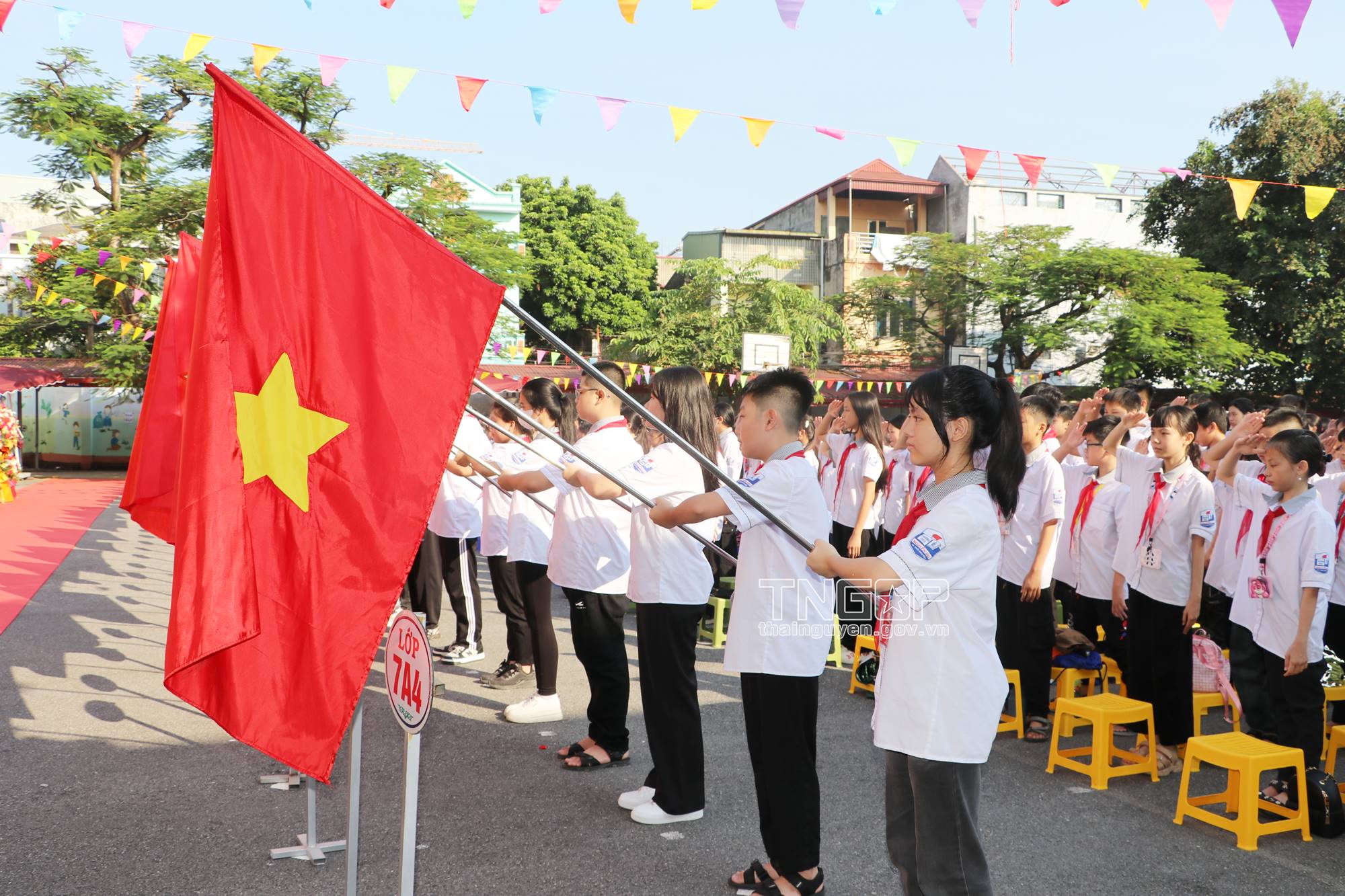 Các em học sinh Trường THCS Nguyễn Du (TP. Thái Nguyên) thực hiện nghi thức chào cờ