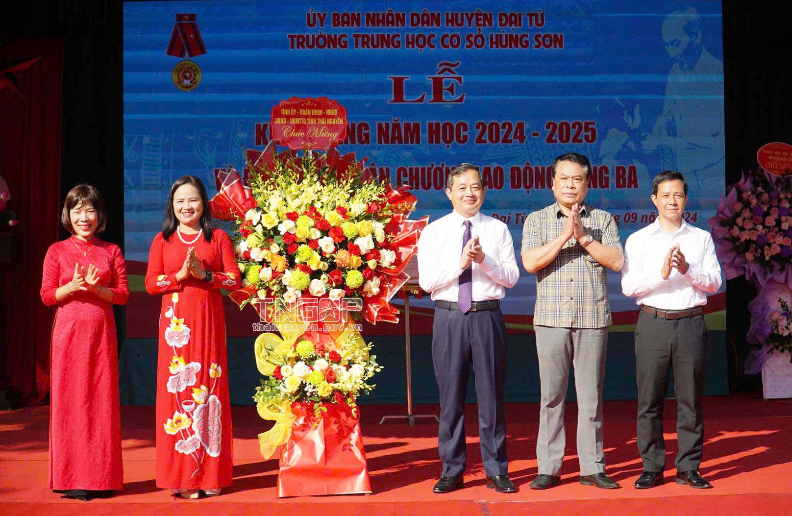 Đồng chí Phạm Hoàng Sơn, Phó Bí thư Thường trực Tỉnh ủy, Chủ tịch HĐND tỉnh và các đại biểu tặng hoa chúc mừng Trường THCS Hùng Sơn