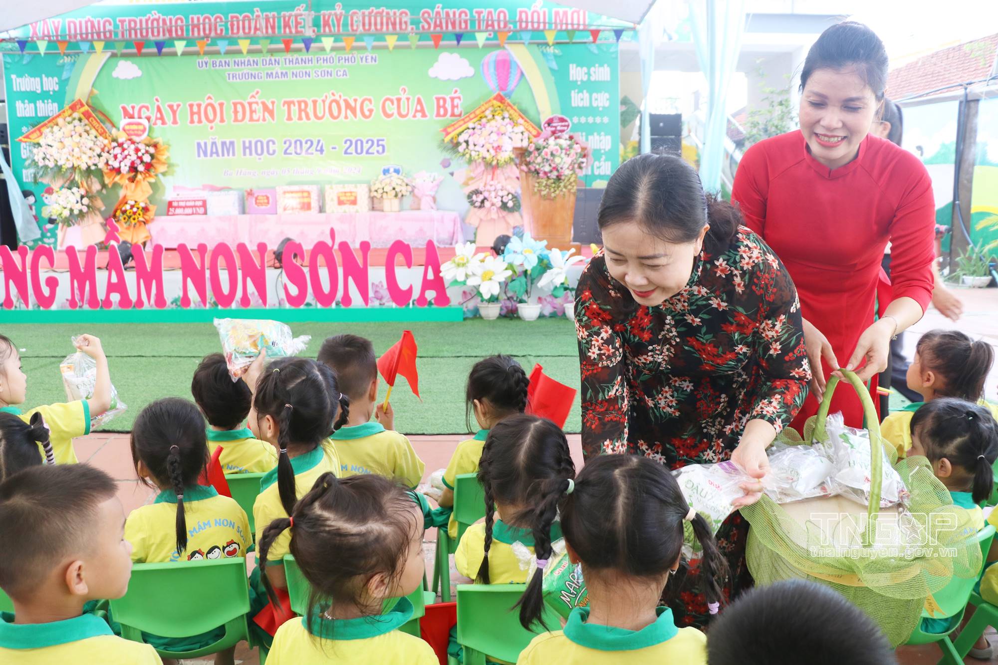 Đồng chí Đoàn Thị Hảo, Ủy viên Ban Thường vụ Tỉnh ủy, Phó Trưởng Đoàn đại biểu Quốc hội chuyên trách phụ trách Đoàn đại biểu Quốc hội tỉnh phát quà cho học sinh Trường Mầm non Sơn Ca