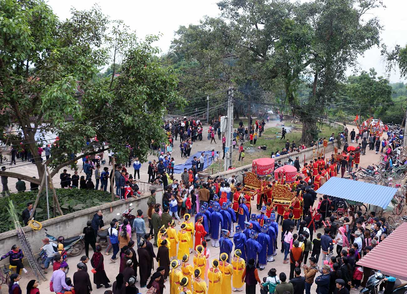 Đông đảo người con ở xã Xuân Phương (Phú Bình) xa quê trở về quê hương dự lễ hội làng, ăn tết lại