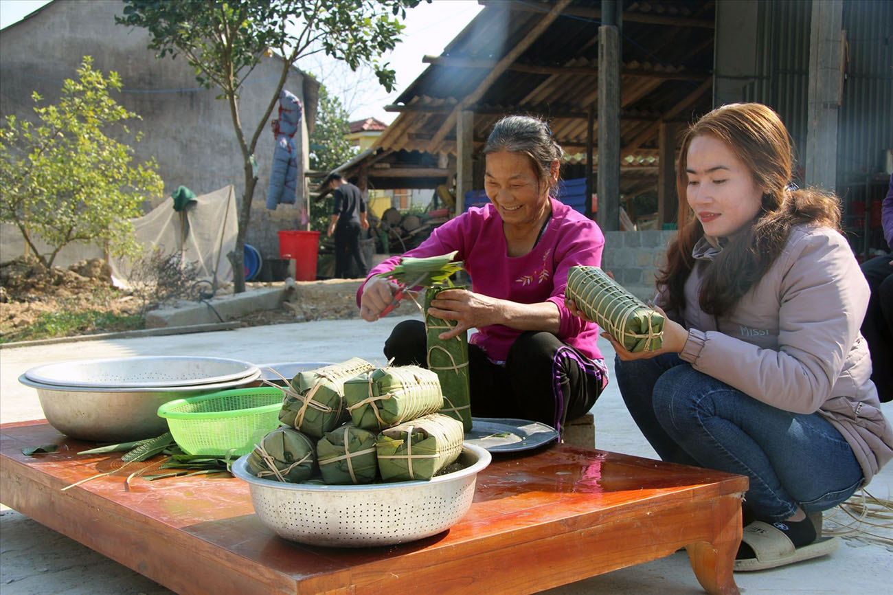 Gia đình bà Nguyễn Thị Quý ở làng Vang (xã Liên Minh, huyện Võ Nhai) chuẩn bị  thịt gà, gói bánh chưng, sắp mâm cỗ để cúng tổ tiên ngày ăn Tết lại