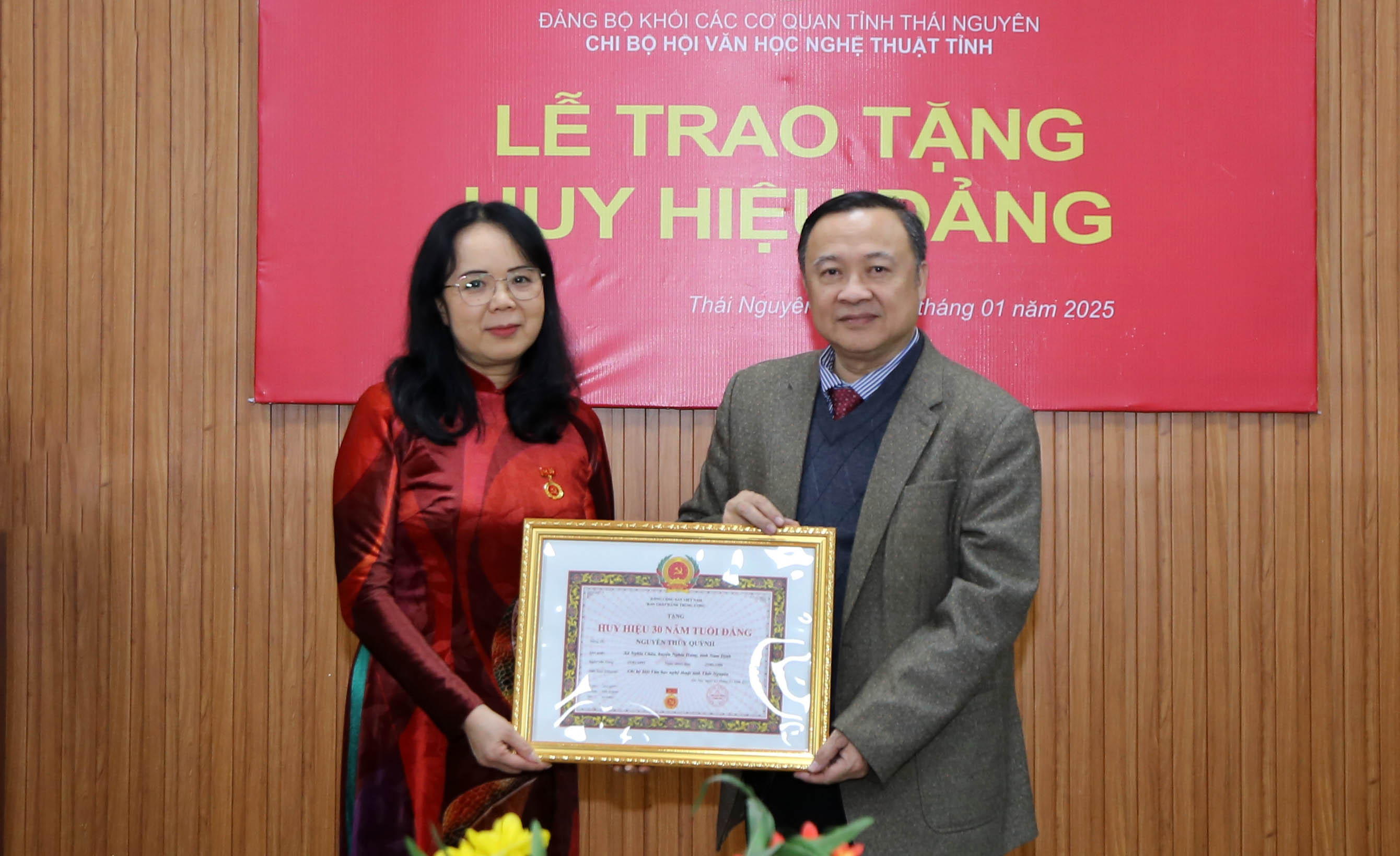 Chi bộ Hội Văn học nghệ thuật tỉnh tổ chức Lễ trao Huy hiệu 30 năm tuổi Đảng