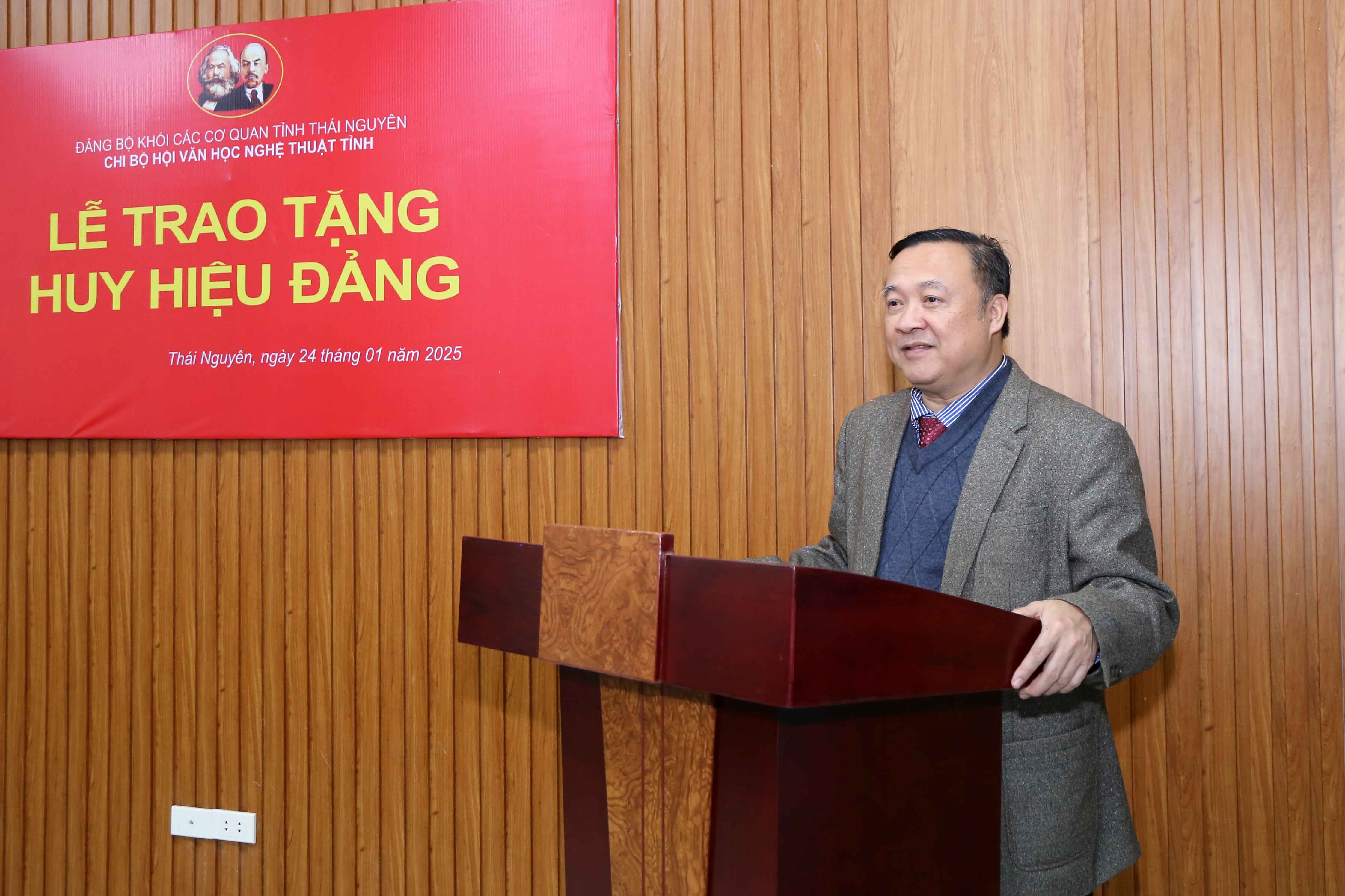 Chi bộ Hội Văn học nghệ thuật tỉnh tổ chức Lễ trao Huy hiệu 30 năm tuổi Đảng