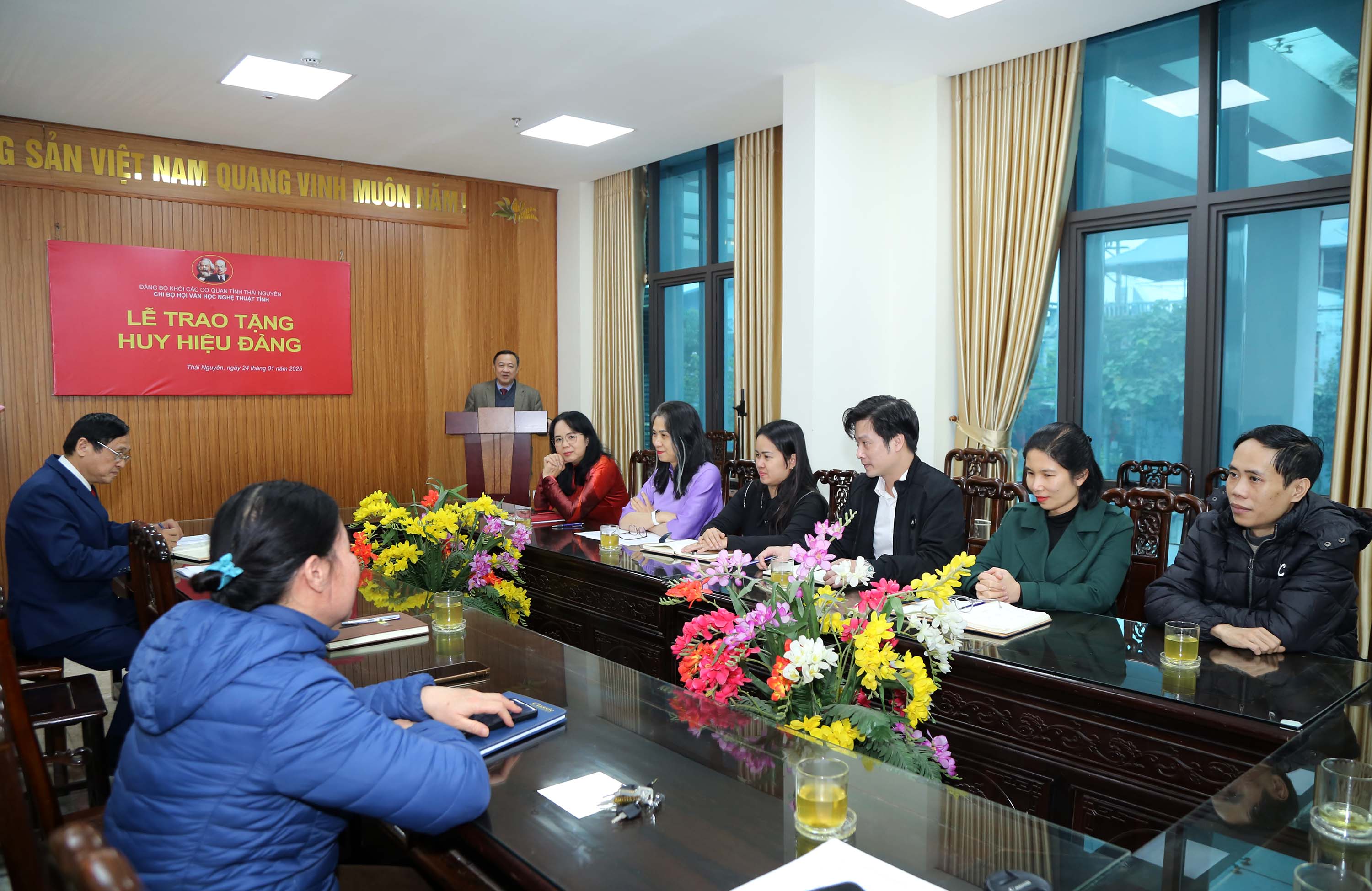 Chi bộ Hội Văn học nghệ thuật tỉnh tổ chức Lễ trao Huy hiệu 30 năm tuổi Đảng
