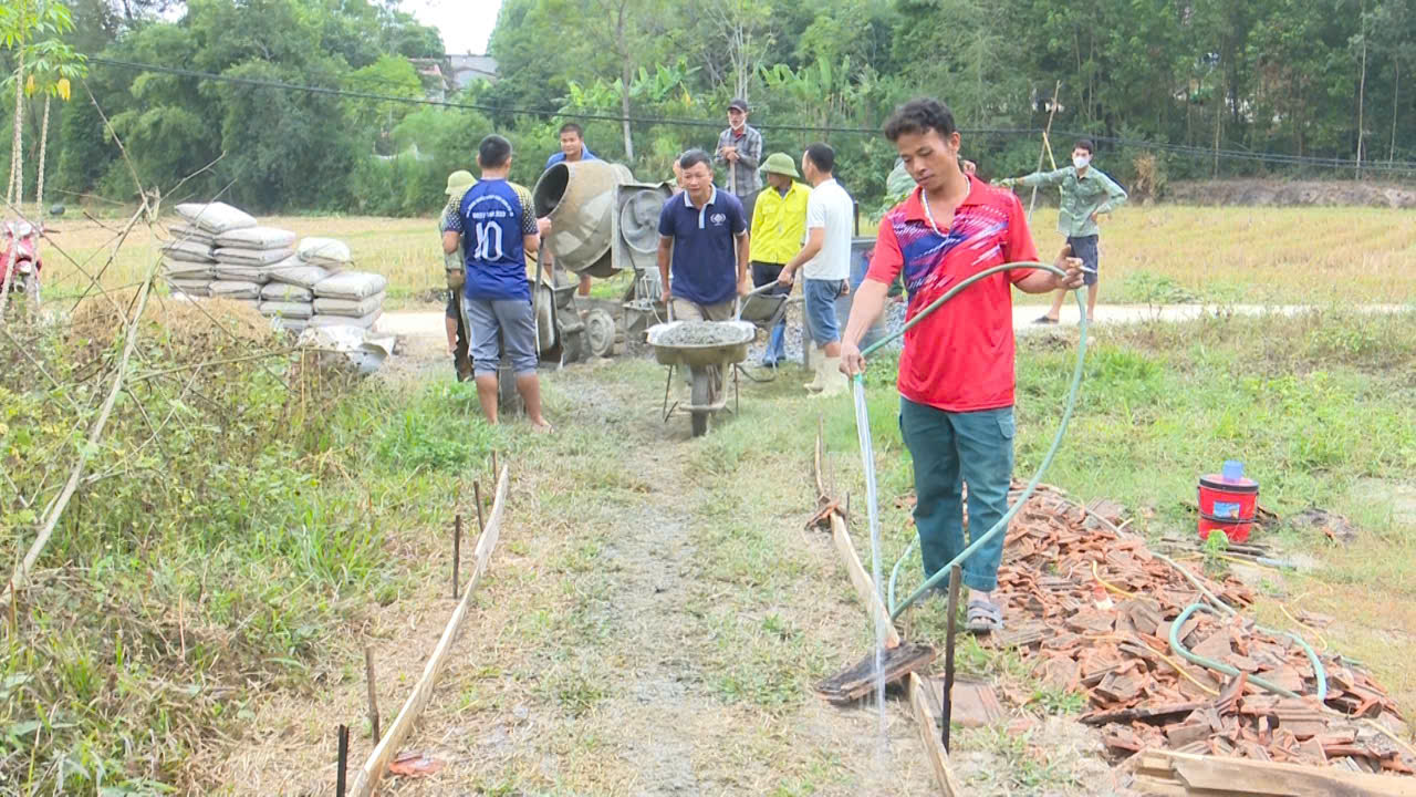 Bà con lối xóm tham gia hỗ trợ ngày công giúp các gia đình sửa nhà, đổ đường bê tông và dọn dẹp sau xây dựng