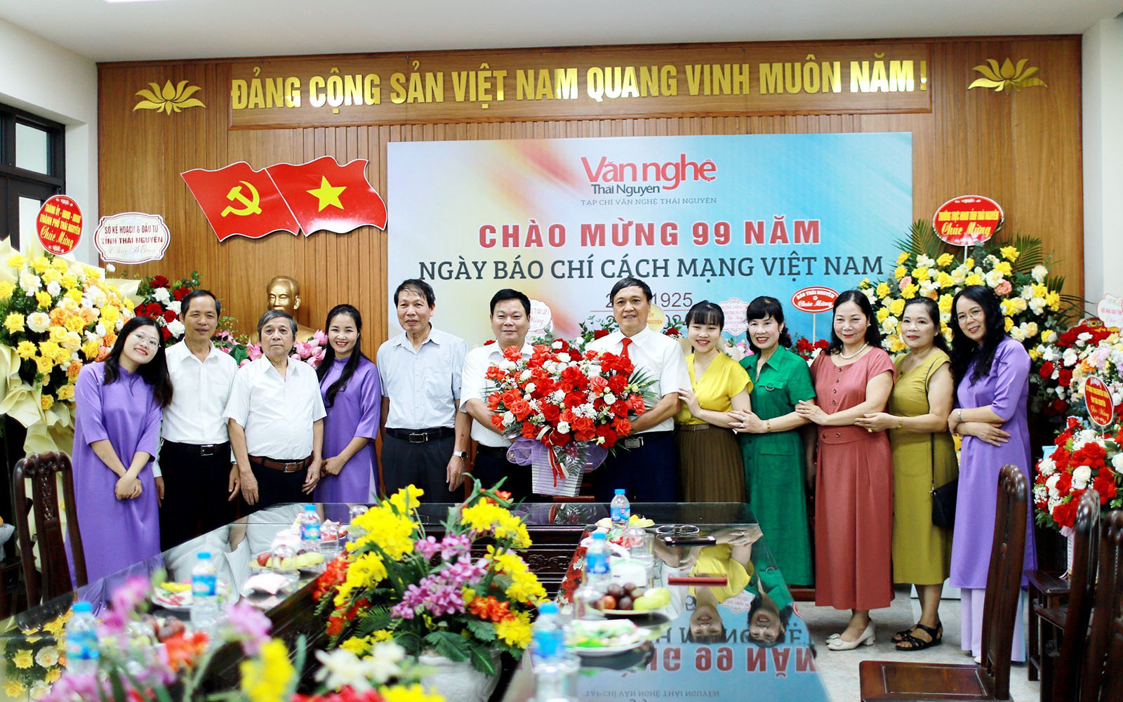 Chi hội Văn xuôi tặng hoa chúc mừng Tòa soạn nhân Kỷ niệm 99 năm Ngày Báo chí cách mạng Việt Nam (21/6/2024)