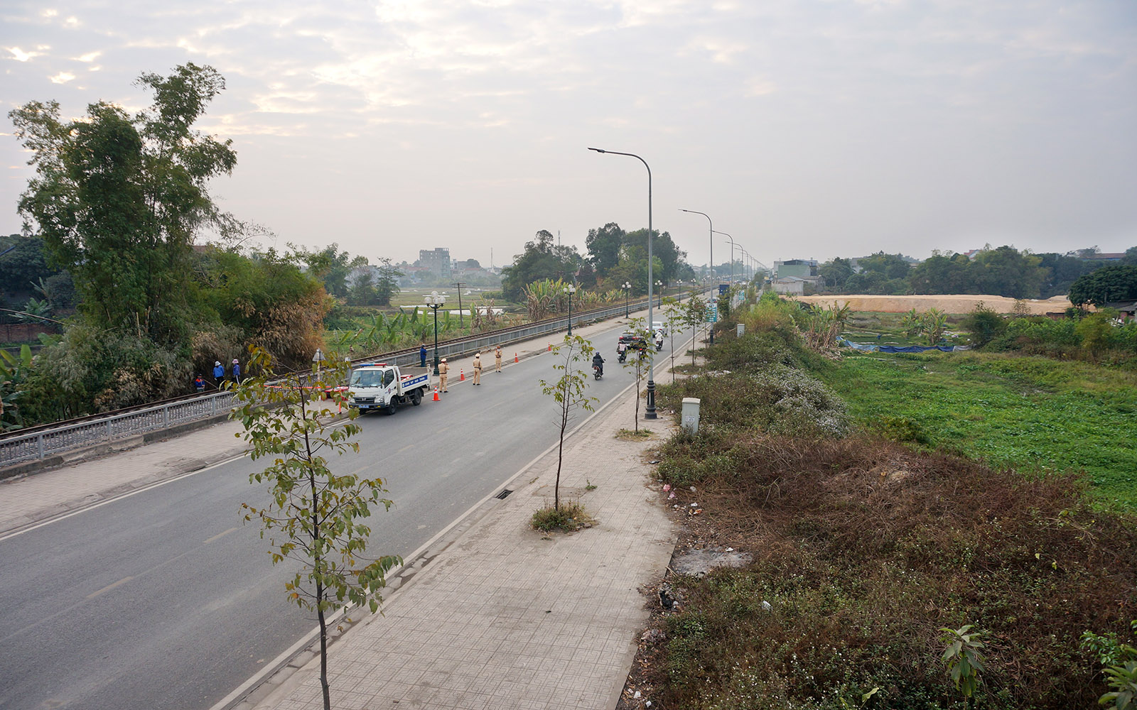 Đường Việt Bắc (TP. Thái Nguyên) có một chiều giáp đường sắt, không có nhà dân ven đường; nhiều đoạn cả hai bên không có dân cư nhưng vẫn cắm biển R.420 là không phù hợp