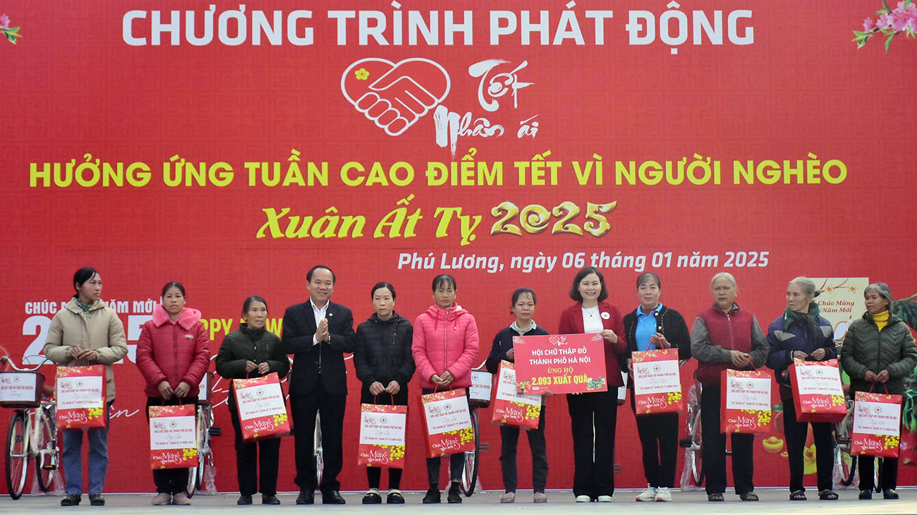 Lãnh đạo Ban Dân vận Tỉnh uỷ, Hội Chữ thập đỏ TP. Hà Nội, tặng quà cho các hộ nghèo