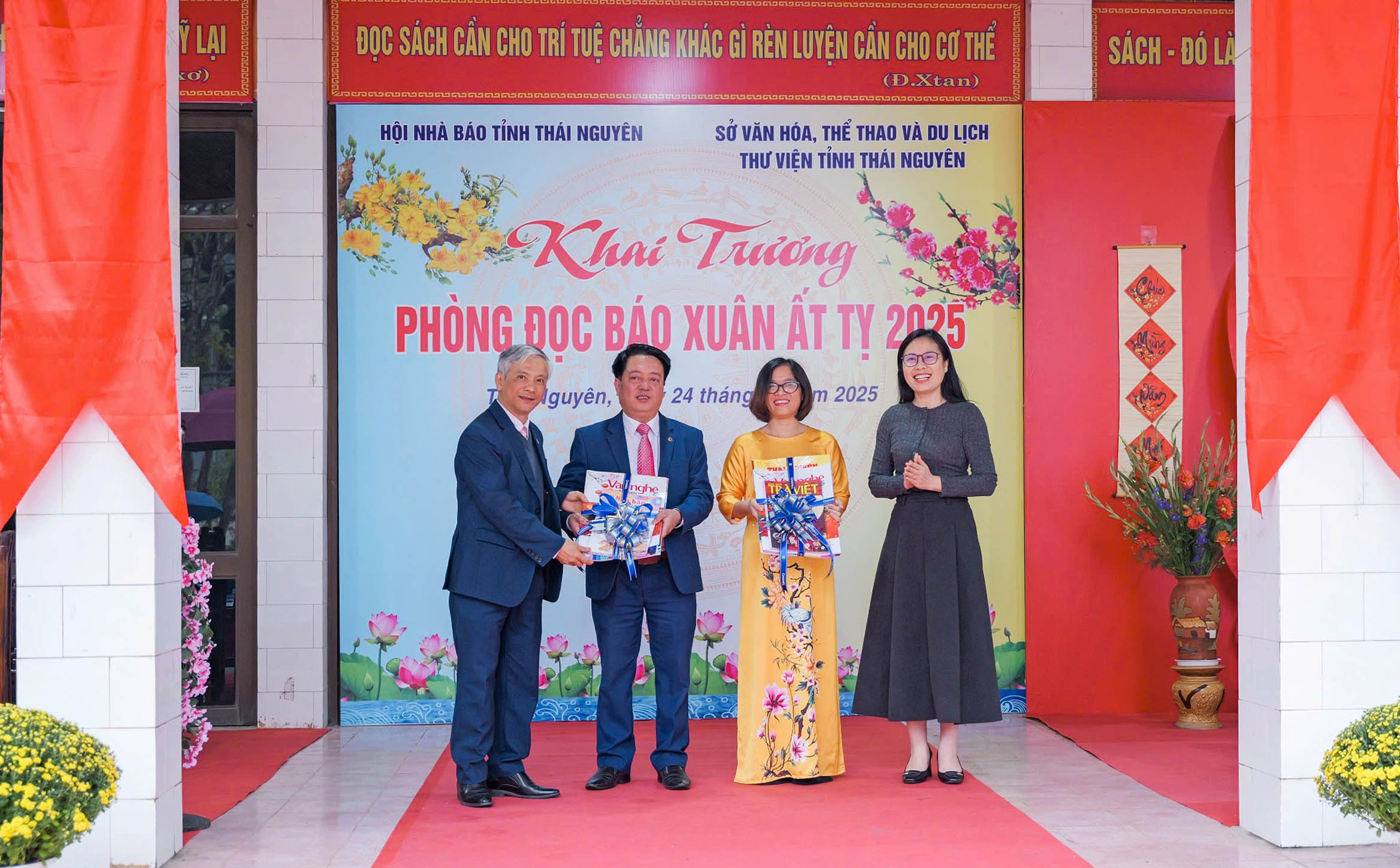 Khai trương Phòng đọc báo Xuân và Không gian trưng bày sách