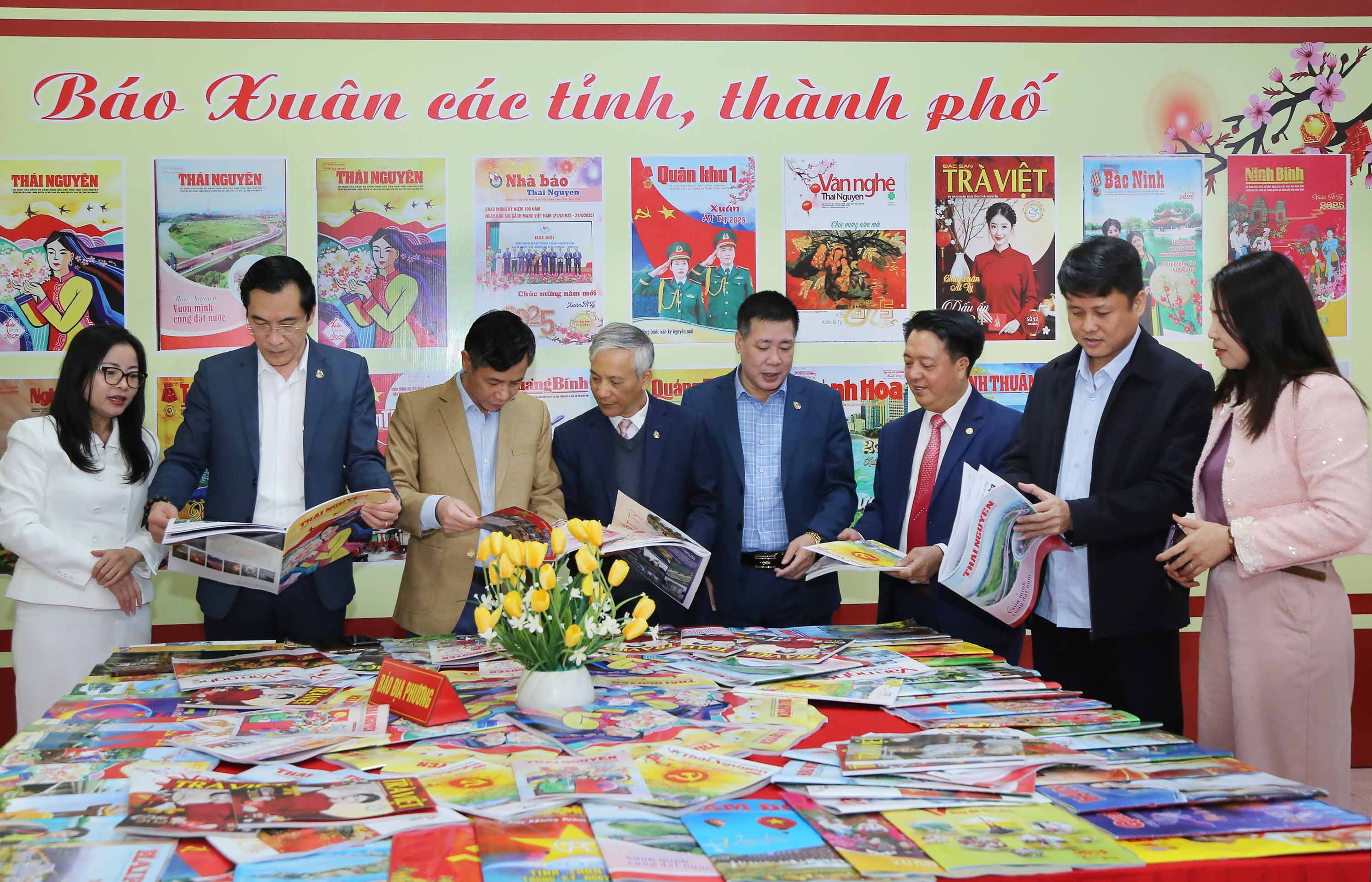 Khai trương Phòng đọc báo Xuân và Không gian trưng bày sách