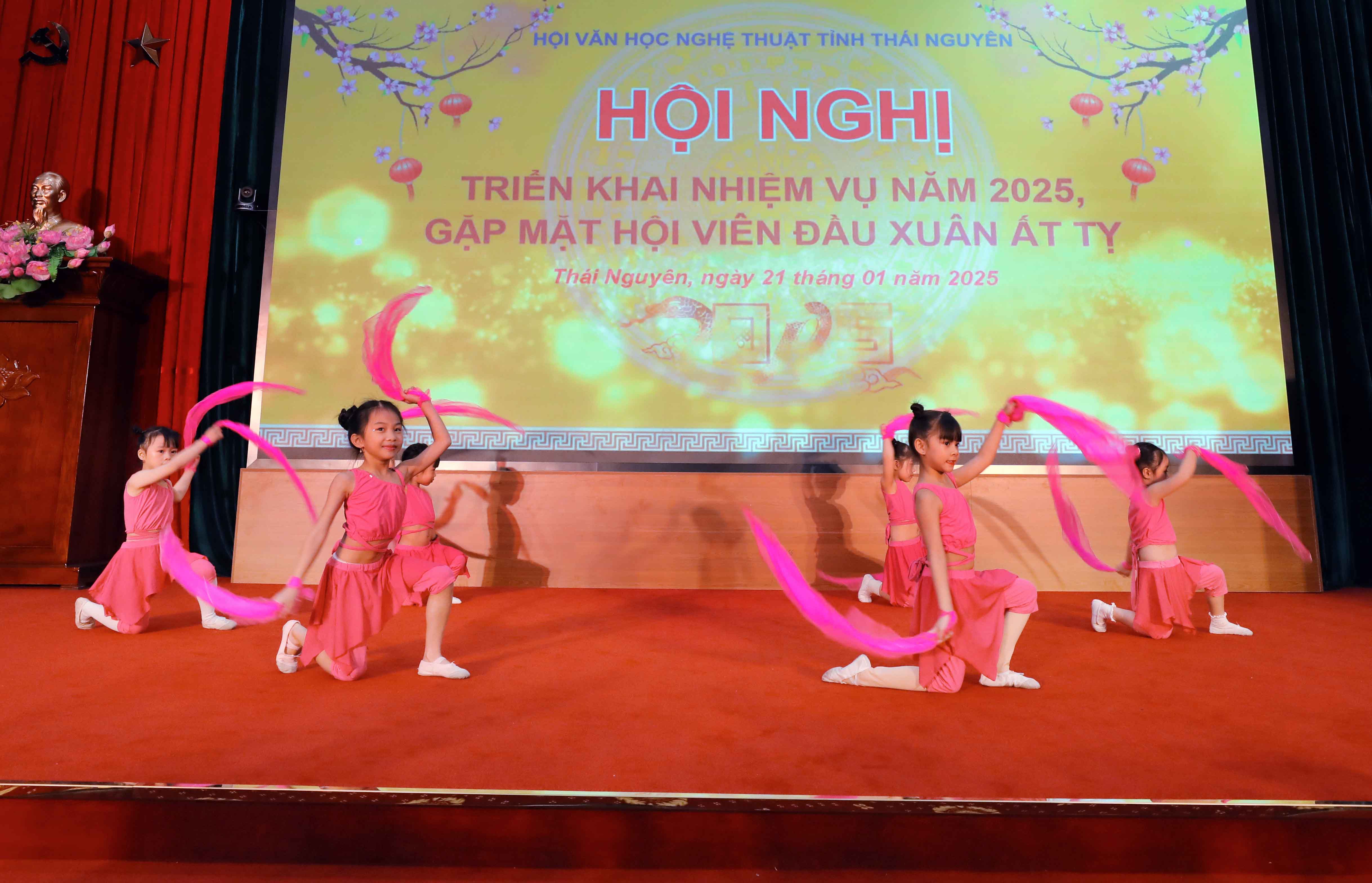 Khẳng định vai trò của văn học nghệ thuật trong sự phát triển bền vững ở Thái Nguyên