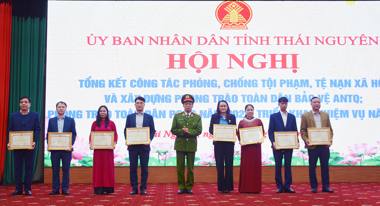 Thiếu tướng Nguyễn Đức Thính, Phó Cục trưởng C04 - Bộ Công an tặng Bằng khen của Bộ Công an cho 9 tập thể có thành tích xuất sắc trong phong trào “Toàn dân bảo vệ an ninh Tổ quốc” năm 2024