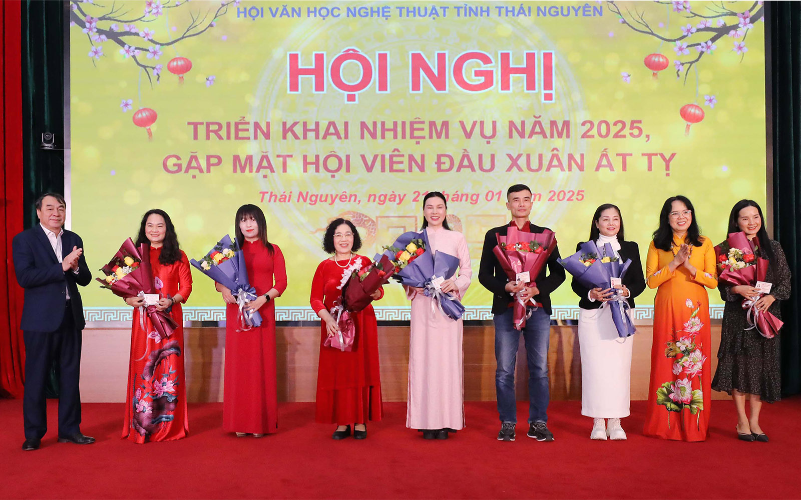 Thường trực Hội tặng hoa và trao thẻ hội viên cho các hội viên mới được kết nạp 