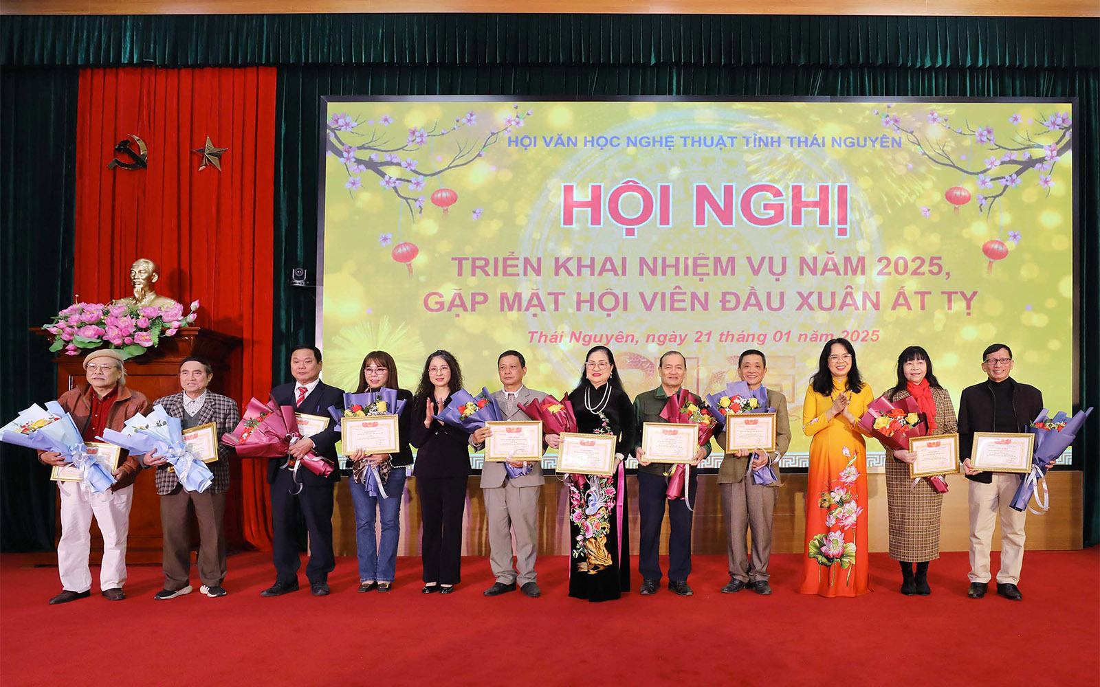 Khen thưởng 10 tập thể có thành tích xuất sắc trong năm 2024