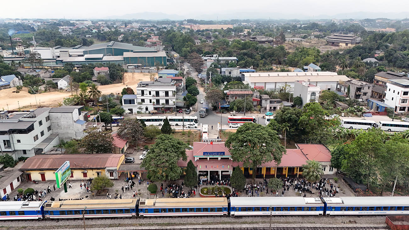 Quang cảnh đoàn tàu dừng chân tại Ga Lưu Xá