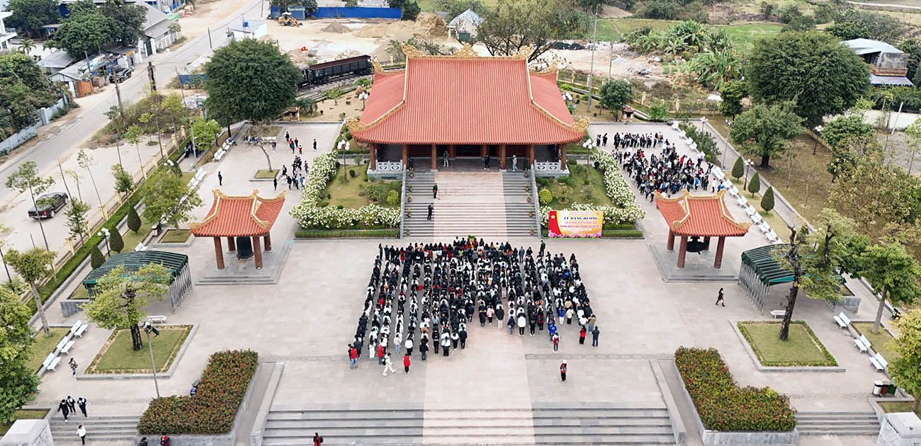 Đoàn dâng hương và tham quan tại Khu Di tích lịch sử Quốc gia 60 liệt sĩ thanh niên xung phong Đại đội 915, Đội 91 Bắc Thái