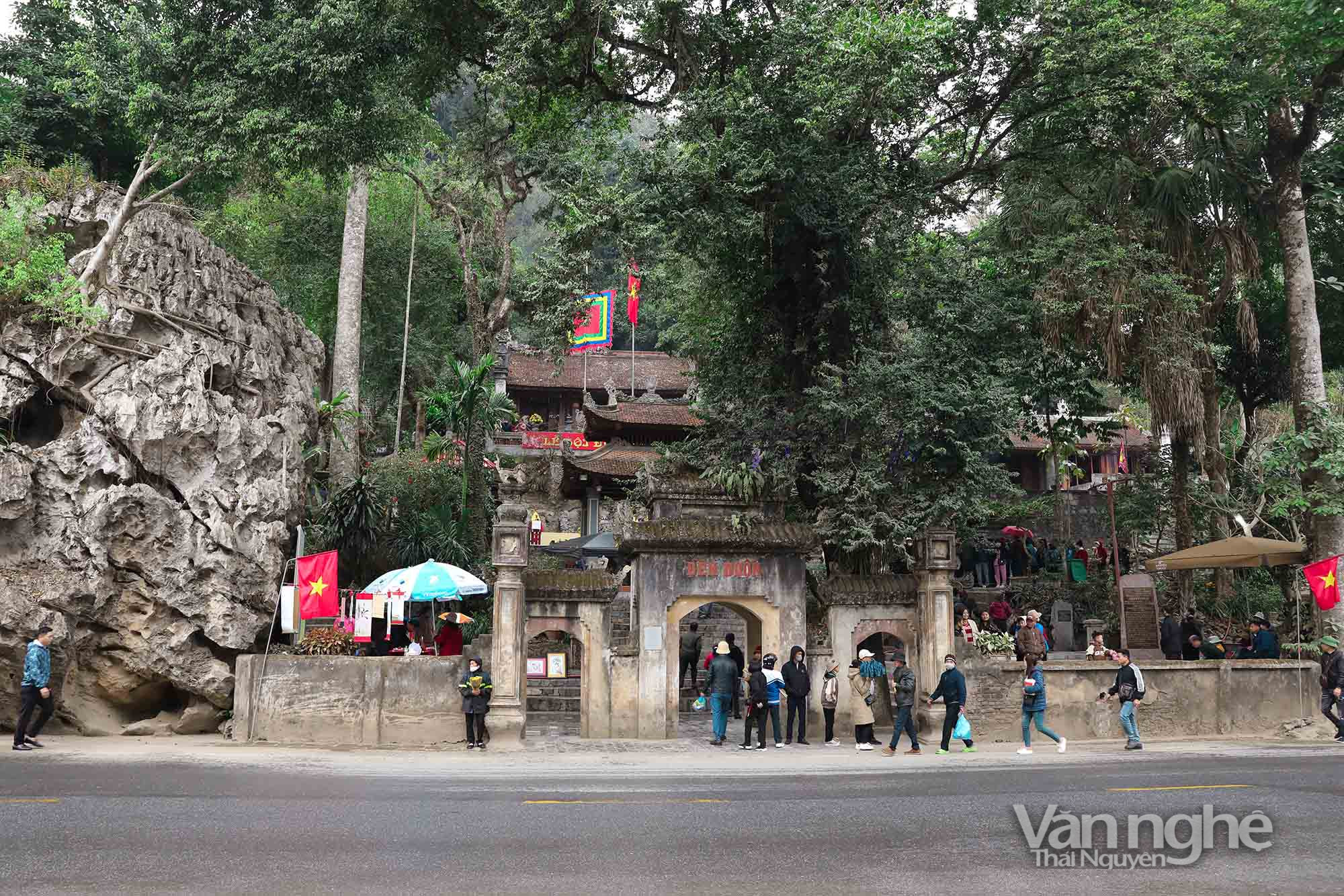 Hội Xuân trên vùng đất địa linh