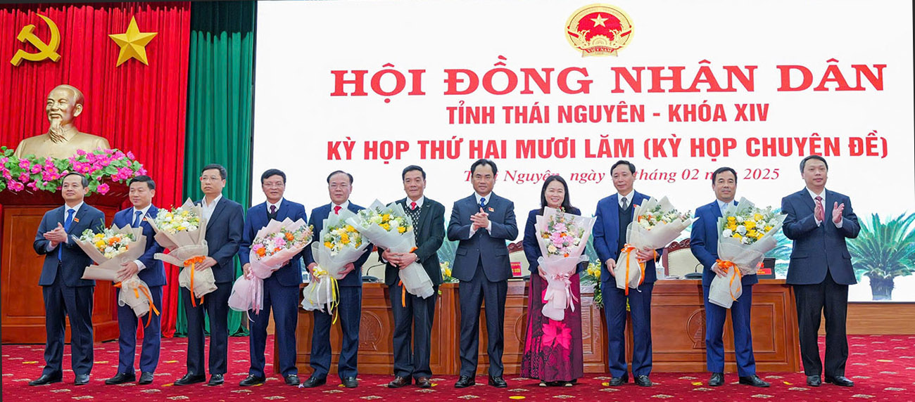 Các đồng chí lãnh đạo tỉnh tặng hoa những đồng chí được miễn nhiệm Ủy viên UBND tỉnh Thái Nguyên khóa XIV, nhiệm kỳ 2021 - 2026