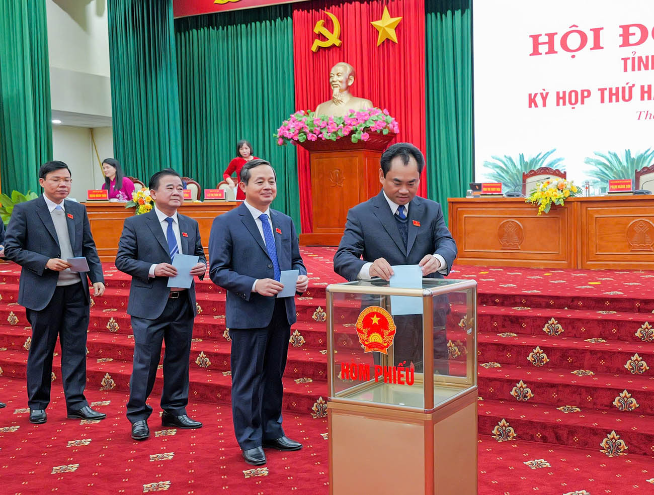 Các đại biểu bỏ phiếu bầu Trưởng ban Pháp chế HĐND tỉnh khóa XIV, nhiệm kỳ 2021 - 2026