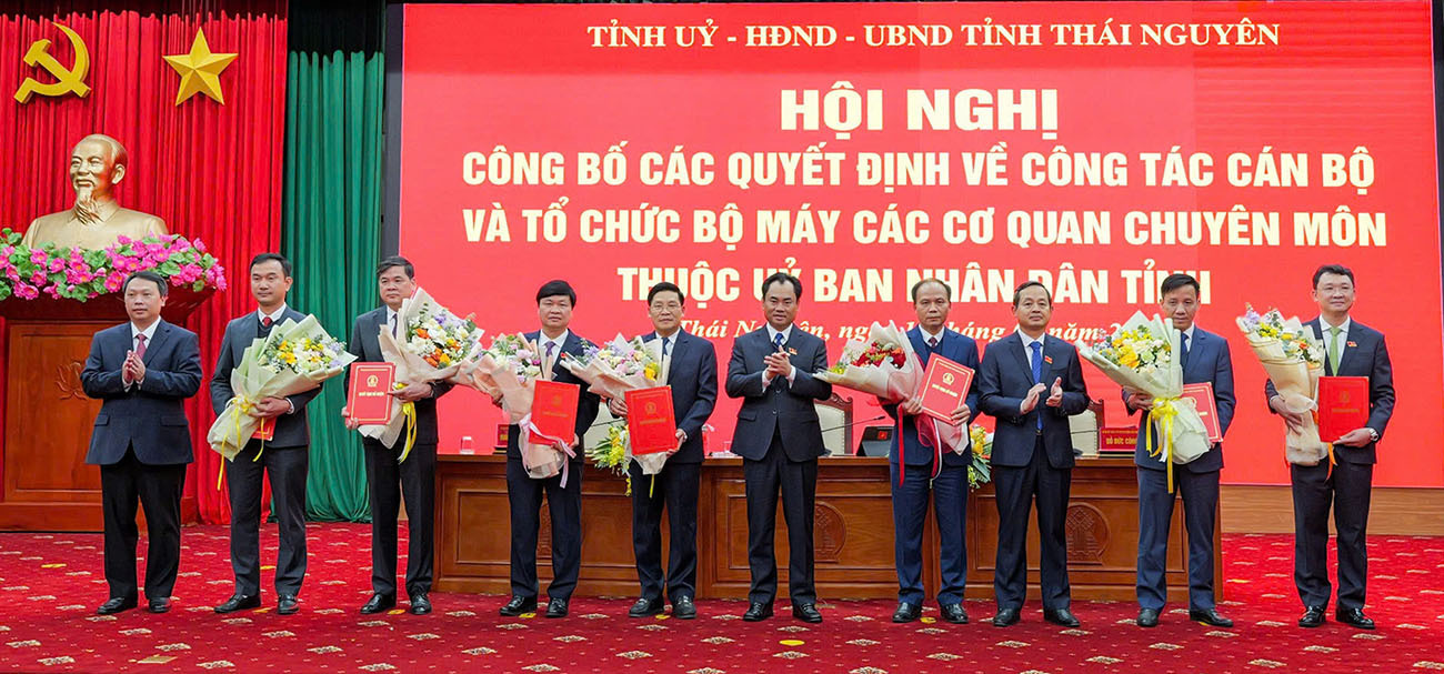 Các đồng chí lãnh đạo tỉnh trao quyết định bổ nhiệm và tặng hoa chúc mừng cho các đồng chí  lãnh đạo các cơ quan, đơn vị mới được thành lập sau khi sắp xếp