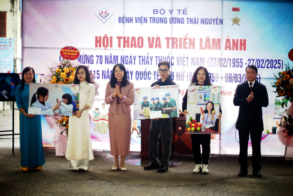 Nhà thơ Nguyễn Thúy Quỳnh và BSCKII. Hà Tiến Quang trao giải Nhì cho các tác phẩm “Người truyền lửa”- tác giả Vũ Bảo Trọng, Khoa Gây mê Hồi sức; “Dinh dưỡng cân đối - Nền tảng sức khỏe”- tác giả  Giang Thị Liên, Khoa Dinh dưỡng; “Bé tập tô màu” của Khoa Tâm bệnh.